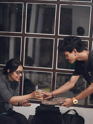 Suasana pengunjung asik ngobrol di Naka Coffee Semarang